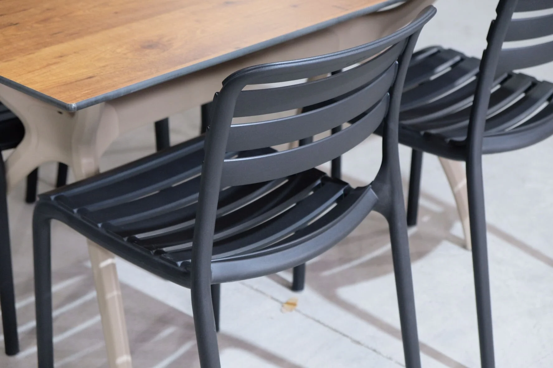 Byokuyan Not 4+1 Kompakt Novecento Plastik Ayak 80x140 Masa Takımı 2